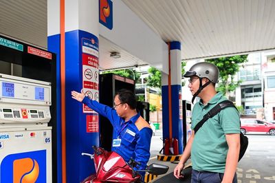 Giá xăng E10 tăng gần 700 đồng/lít, dầu diesel quay đầu giảm