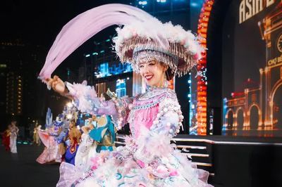 'Soi' trang phục dân tộc của 111 nhan sắc quốc tế bên bờ biển Nha Trang