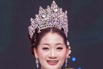 Nụ cười rạng rỡ của cô gái Thái Lan 19 tuổi đăng quang Hoa hậu Áo dài Việt Nam tại Udon Thani