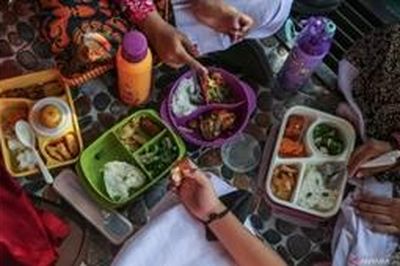 Indonesia: Hàng trăm học sinh bị ốm sau khi ăn bữa trưa miễn phí ở trường