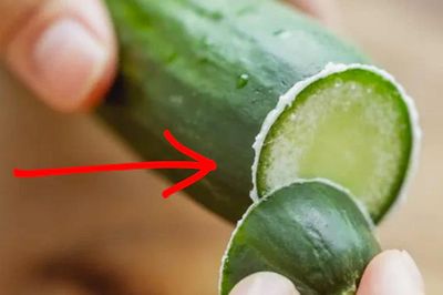 Dưa chuột bị đắng: Nên cắt bỏ hay bỏ cả quả?