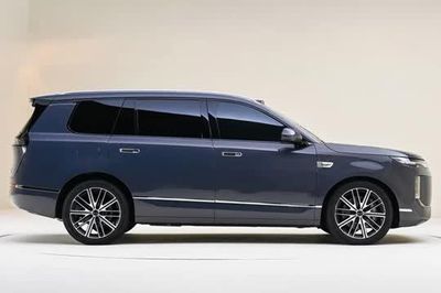 SUV dài hơn 5,1 mét, công suất 585 mã lực, trang bị tiên tiến, giá gần 900 triệu đồng