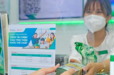 Chật vật tìm khách gửi tiền, nhân viên nhà băng "tung" đủ chiêu để đạt KPI
