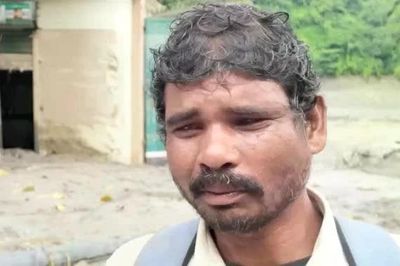 Cha nghèo vay hơn 300.000 đồng, rong ruổi qua vùng lũ tìm con mất tích ở Nepal