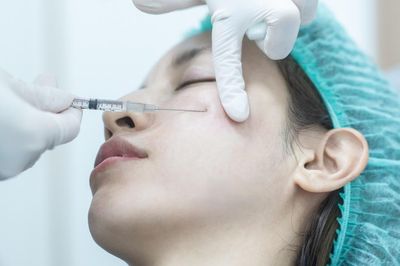 Tiêm filler nâng ngực tại nhà, cô gái 24 tuổi bị áp xe ngực