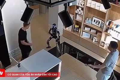 Robot bất ngờ tung đòn võ thuật sau khi bị khách hàng đẩy trong cửa hàng