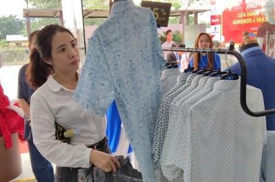 8 tháng, bán lẻ hàng hóa tiếp tục tăng trưởng 2 con số