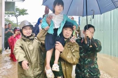 Gia Lai: Lực lượng chức năng kịp thời giúp dân chạy ngập giữa mưa lớn