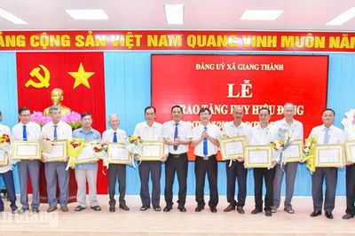 Giang Thành trao Huy hiệu Đảng cho 11 đảng viên