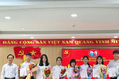 Những 'hạt giống đỏ' từ mái trường