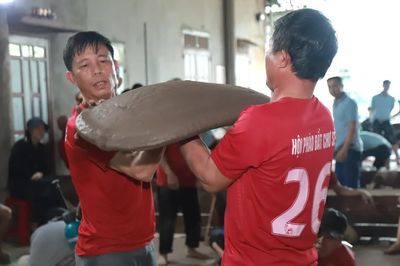 Rộn ràng tiếng pháo đất