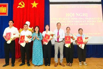 Xã Tây Khánh Vĩnh trao quyết định công nhận kết quả bầu cử trưởng thôn