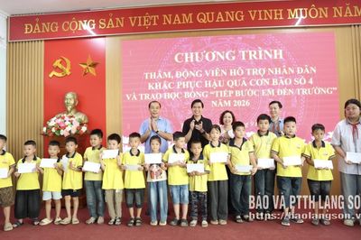 Bí thư Tỉnh ủy và đoàn công tác thăm, hỗ trợ Nhân dân khắc phục hậu quả cơn bão số 4 và trao học bổng “Tiếp bước em đến trường”