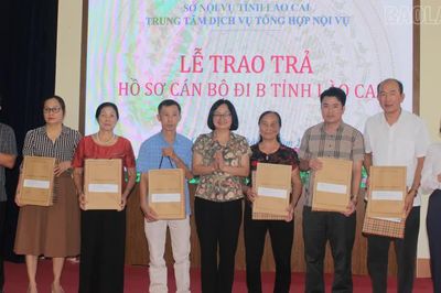 Trao trả hồ sơ cán bộ đi B tỉnh Lào Cai