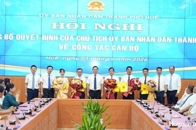 UBND thành phố công bố các quyết định về công tác cán bộ