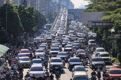 Nhiều tuyến đường Hà Nội ùn ứ kéo dài trong sáng đầu tiên sau kỳ nghỉ 2/9