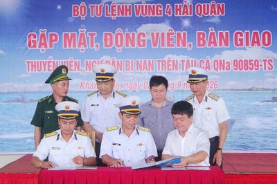 Khánh Hòa: Đưa 32 ngư dân gặp nạn trên biển về đất liền an toàn