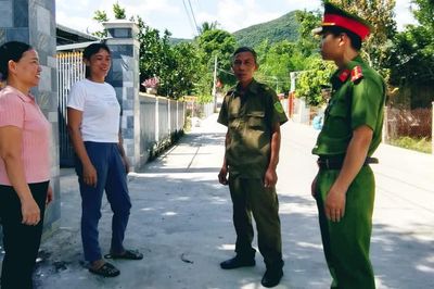Bài 3: Công an cơ sở với phong trào 'Vì việc làng, đất vàng cũng hiến'