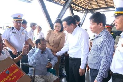 Bàn giao 32 ngư dân lâm nạn trên biển cho chính quyền địa phương và thân nhân