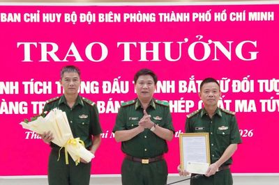 Bộ đội Biên phòng Thành phố Hồ Chí Minh thưởng 'nóng' tổ đánh án ma tuý