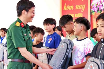 Binh đoàn 12 tặng 980 cặp sách cho học sinh vùng cao Y Tý trước ngày khai giảng