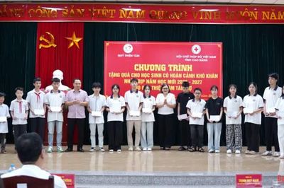 Quỹ Thiện tâm trao 200 suất học bổng cho học sinh hoàn cảnh khó khăn nhân dịp năm học mới