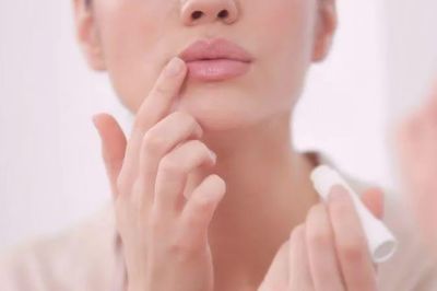 Môi khô, bong tróc và xỉn màu? 4 bước chăm sóc đơn giản giúp đôi môi mềm mịn, hồng hào