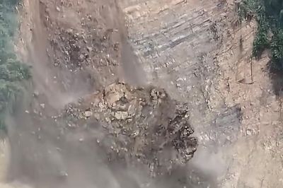 Núi sạt lở như 'thác đổ' dù trời không mưa