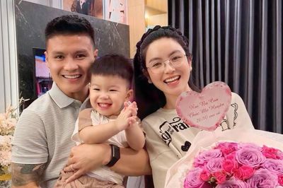 'Soi' khối tài sản của vợ chồng cầu thủ duy nhất 3 lần vô địch Đông Nam Á, từng tặng vợ Range Rover 8 tỷ, kẹp tóc 5 triệu và nhiều đồ giá trị