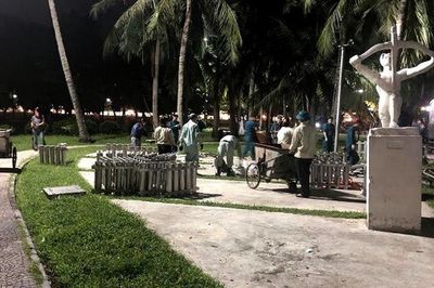 Thức trắng đêm sau màn pháo hoa rực rỡ để công viên sạch đẹp lúc bình minh