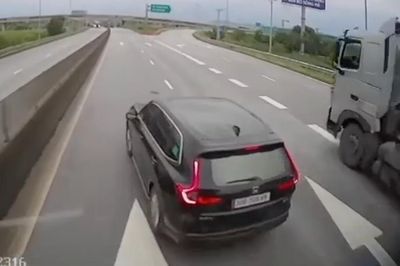Ôtô con bất ngờ phanh gấp để vào lối rẽ trên cao tốc