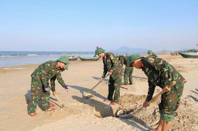 Huy động lực lượng thu gom hàng tấn vỏ ngao tím dạt vào bờ biển Hà Tĩnh