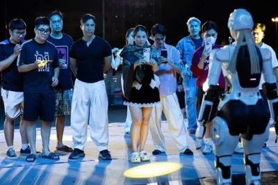 Robot hình người đồng diễn cùng thí sinh trong đêm chung kết Miss Galaxy Vietnam 2026