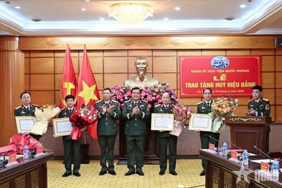 Đảng ủy Học viện Quốc phòng trao tặng Huy hiệu 35 năm tuổi Đảng