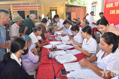 Viện Y học dự phòng Quân đội khám bệnh, cấp thuốc miễn phí tại xã Yên Trạch (Thái Nguyên)