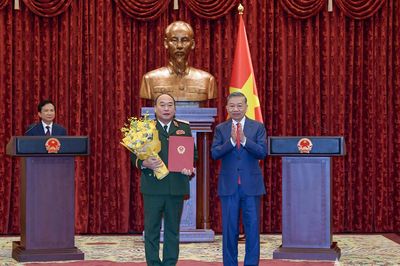 Tổng Bí thư, Chủ tịch nước Tô Lâm trao quyết định thăng quân hàm Thượng tướng đối với đồng chí Lê Quang Đạo