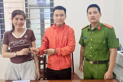 Trao tài sản cho người đánh rơi