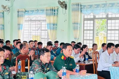 Gia Lai: Quân đội giúp dân chuyển nhà đến khu tái định cư để tránh thiên tai