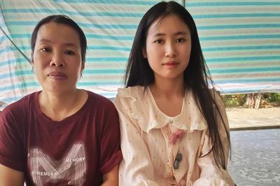 Giọt nước mắt của nữ thủ khoa đi làm công nhân để hy vọng bước tới giảng đường