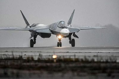 Rostec lần đầu trình làng UAV tàng hình phóng từ tiêm kích Su-57E