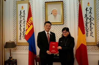 Trường Đại học Văn hóa nghệ thuật Mông Cổ trao tặng danh hiệu 'Giáo sư danh dự' cho đạo diễn Lê Quý Dương