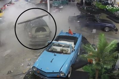 Ô tô mất lái đâm xuyên vào phòng trưng bày siêu xe cổ ở Mỹ