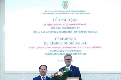 Bộ Tư pháp trao tặng Kỷ niệm chương 'Vì sự nghiệp tư pháp' cho Đại sứ đặc mệnh toàn quyền Cộng hoà Pháp tại Việt Nam