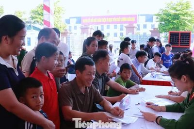 Vượt núi đưa con đến nhập học ở ngôi trường đặc biệt