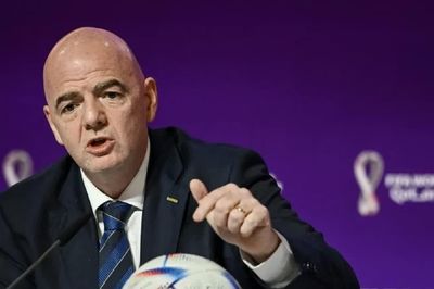 Cuộc chiến quyền lực FIFA - UEFA leo thang