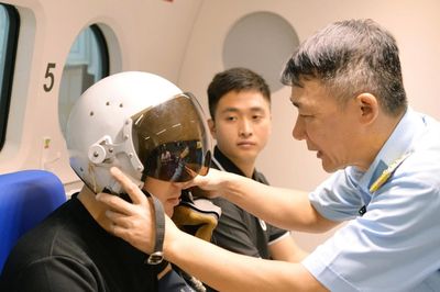 Khắc nghiệt những bài kiểm tra tiền đình, thiếu oxy để tuyển phi công quân sự