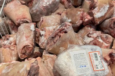 Thịt lợn nhập khẩu giá rẻ 43.000 đồng/kg đổ bộ chợ Việt, giá lợn hơi giảm sâu
