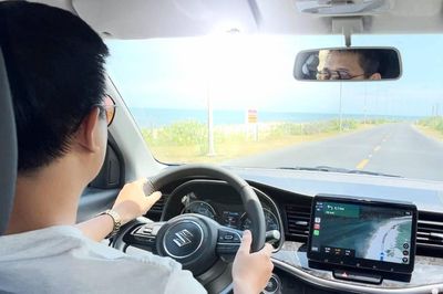 Nắng 'xiên khoai' làm lóa mắt, chuyên gia lái xe mách cách xử lý cực đơn giản