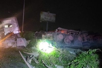 Va chạm ô tô khách 34 chỗ, xe đầu kéo nằm 'vắt ngang' trên cao tốc