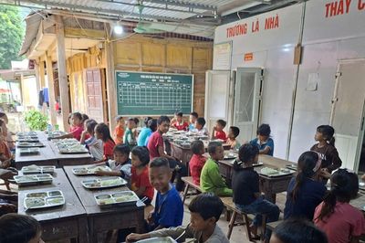 Bữa cơm đầu tiên của khoảng 400 học sinh trường nội trú liên cấp Bắc Lý